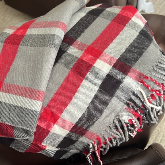 Scarlett and Gray plaid scarf - Picture 3 of 4